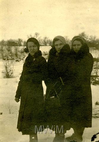 KKE 055.jpg - Od lewej: pierwsza Kazimiera Muszałowska, druga Zofia Łuczajowa, trzecia Helena Orzechowska, Krzemieniec, 1934 r.